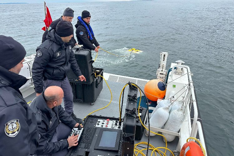 Kayıp mürettebat için su altı görüntüleme robotuyla dalış çalışmalarına devam