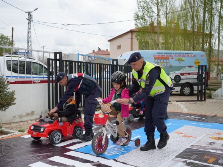 Köy okulu miniklerine trafik eğitimi