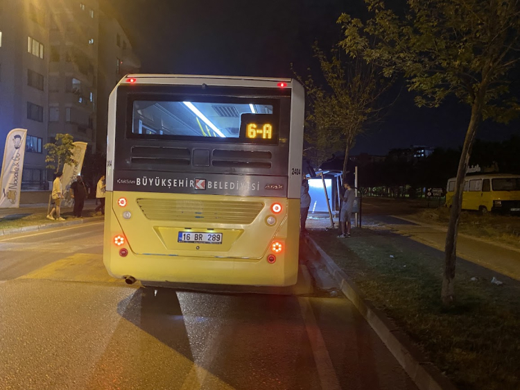 Bursa’da facianın eşiğinden dönüldü! Otobüs durağını göremedi…