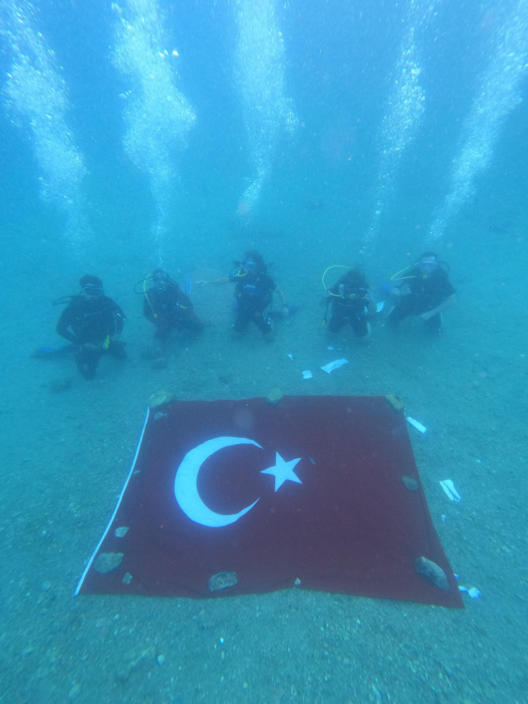 Zafer Bayramı’nı Saros’da bayrak açarak kutladılar