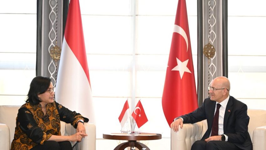Bakan Şimşek, Endonezya Maliye Bakanı Indrawati ile görüştü