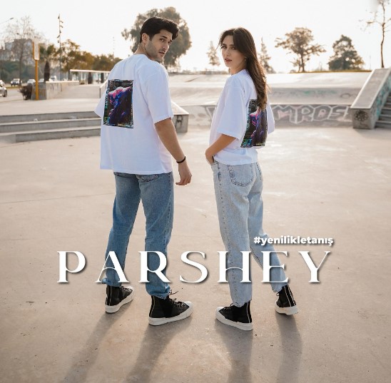 Klasik Ve Modern Kombinlerle Unisex Sokak Giyimi