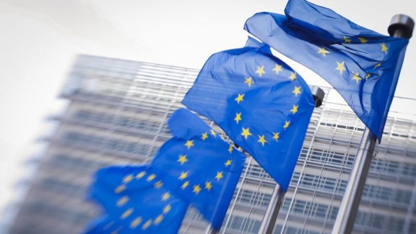 Euro Bölgesi tarifelere karşın ölçülü büyümeyi sürdürüyor