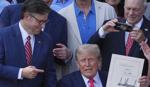 trump-vergi-indirimi-tasarisini-imzaladi-VHx9sGCQ.jpg
