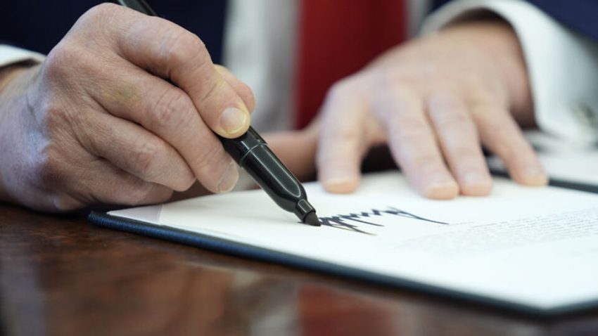 Trump’tan yapay zeka şirketlerinin önünü açacak kararnamelere imza