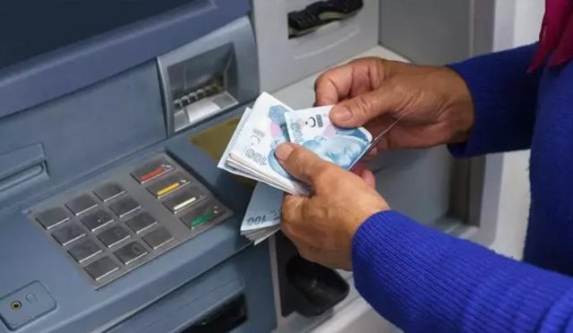 uzmanlar-uyariyor-ek-hesaba-yuklenirken-dikkat-cektikten-bir-saniye-sonra-da-yatirsaniz-faiz-alinir-YyZefxqN.jpg