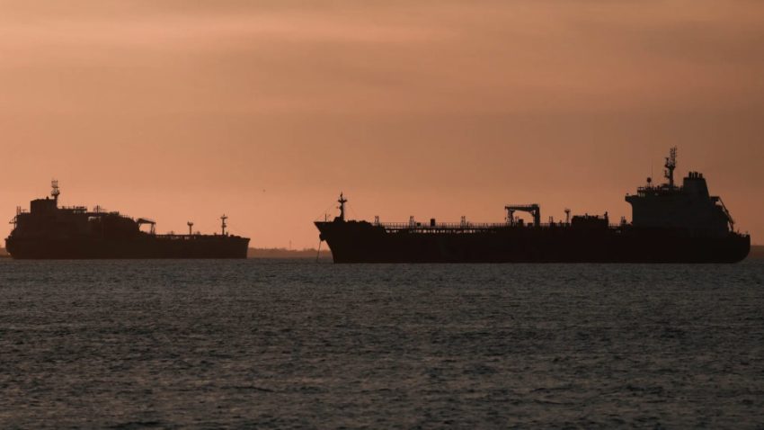 350’den fazla tanker Hürmüz’den geçmek için müsaade bekliyor