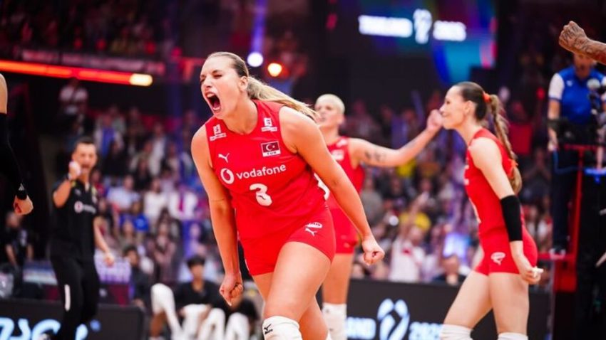 A Ulusal Bayan Voleybol Kadrosu tarihinde birinci kere finale yükseldi