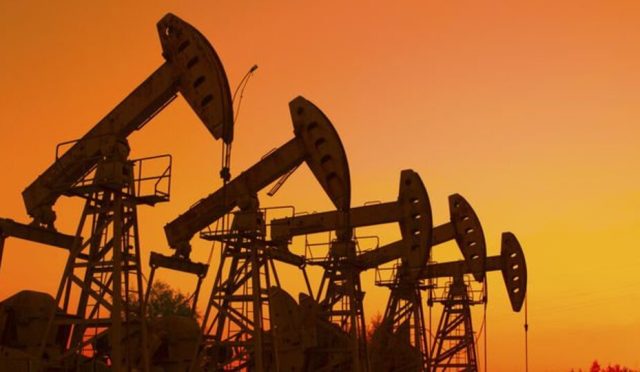 arz-fazlasi-beklentileri-petrol-fiyatlarini-asagi-cekti-EDerCbj5.jpg