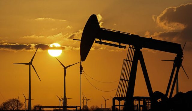 arz-fazlasi-kaygilari-petrol-fiyatlarini-asagi-cekiyor-cCaK84kt.jpg
