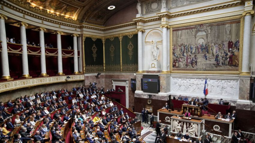Fransa’da Macron’un azline ait önerge Parlamentoya sunuldu