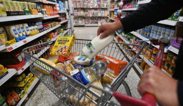 ingilterede-perakende-satislar-uc-ay-sonra-birinci-defa-dustu-Ffdjmi5s.jpg